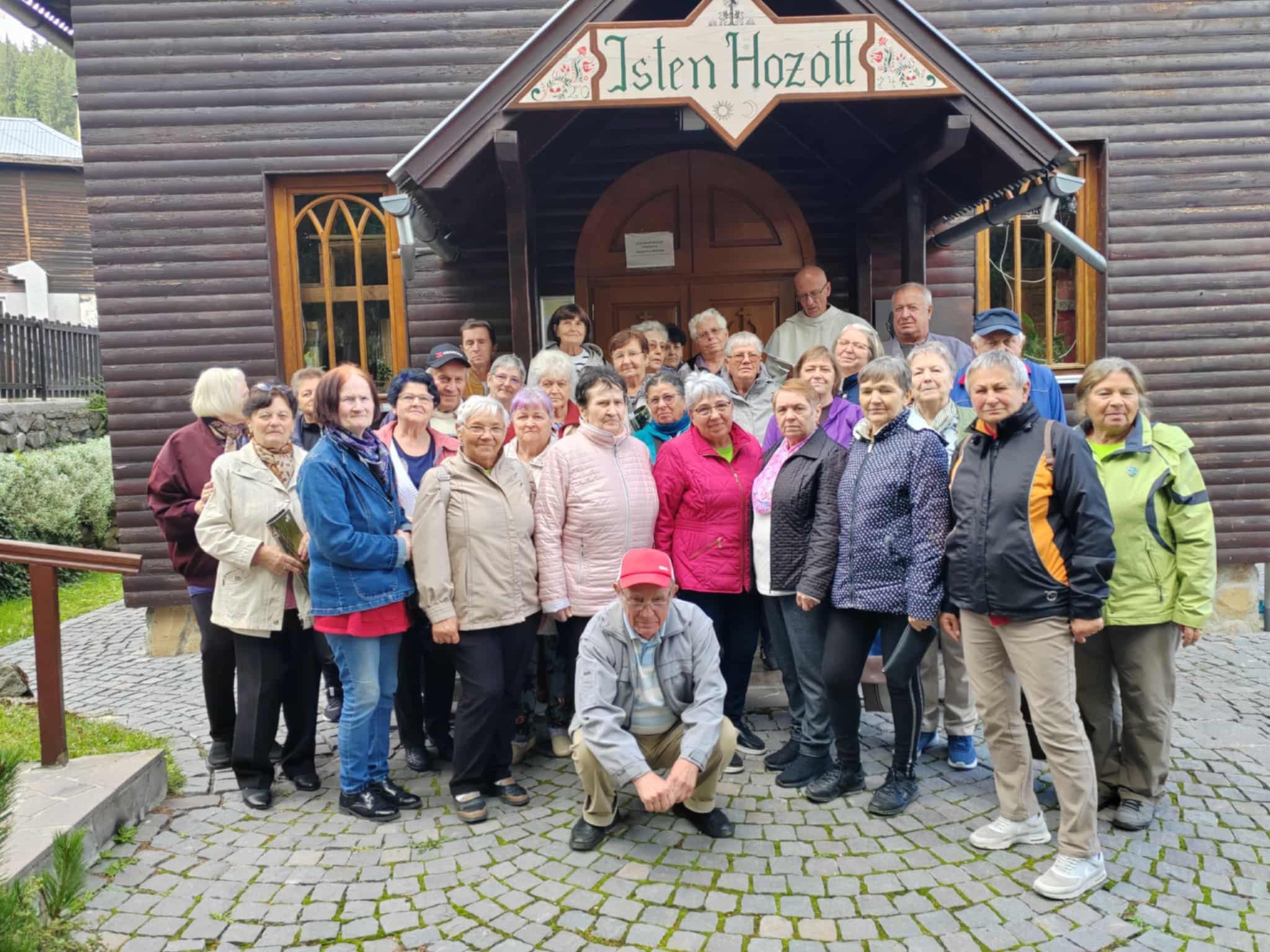 Lélekemelő kirándulásra indult az Őszirózsák Idősek Klubja