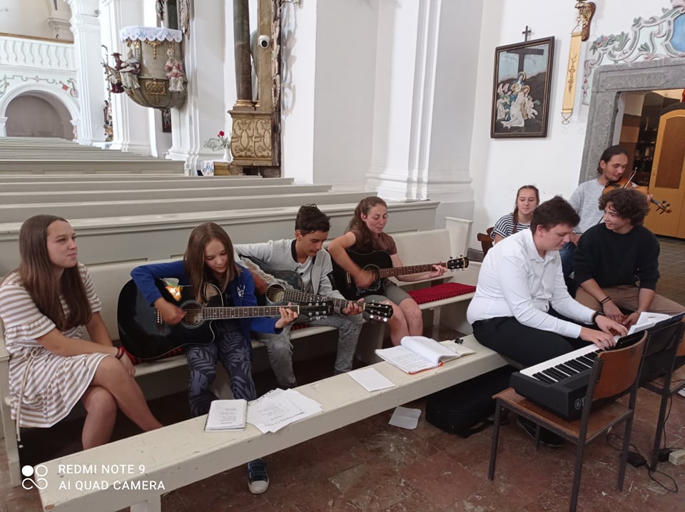 Hangszer vásárlásra kapott támogatást a  Szent Miklós Római Katolikus Plebánia