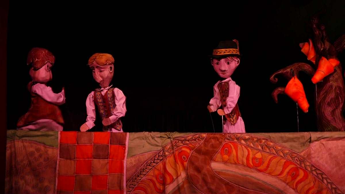 Szalonnát termő bábelőadás